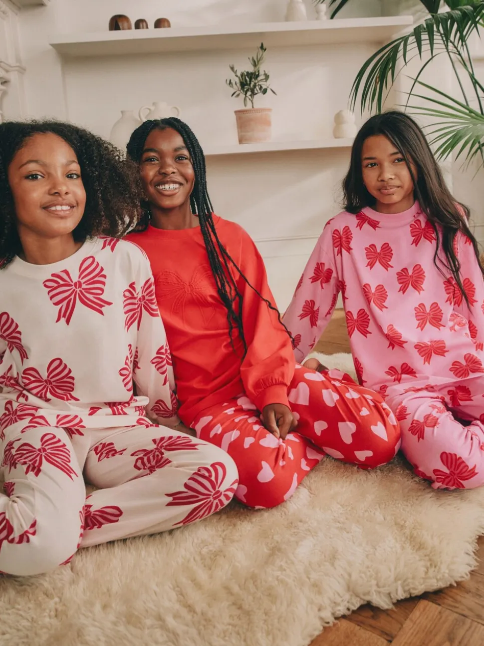 Rode strikken/hartjes - Verpakking van 3 pyjama's met joggingbroek (3-16 jr)