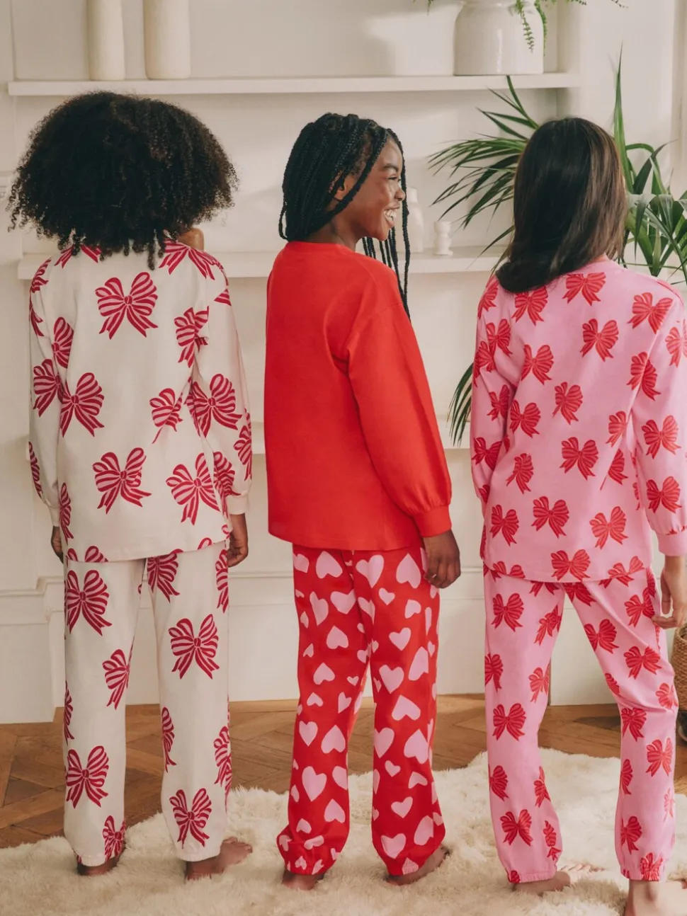 Rode strikken/hartjes - Verpakking van 3 pyjama's met joggingbroek (3-16 jr)