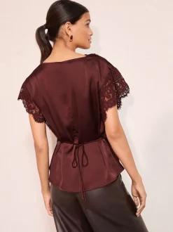 Rood - Friends Like These satijnen blouse met kanten detail en watervalhals
