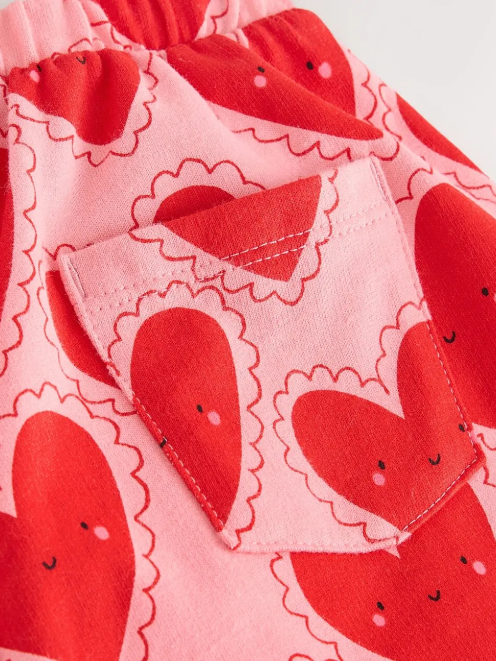 Rood met hartjesprint - Broek met structuur en wijde kortere pijpen (3mnd -7jr)