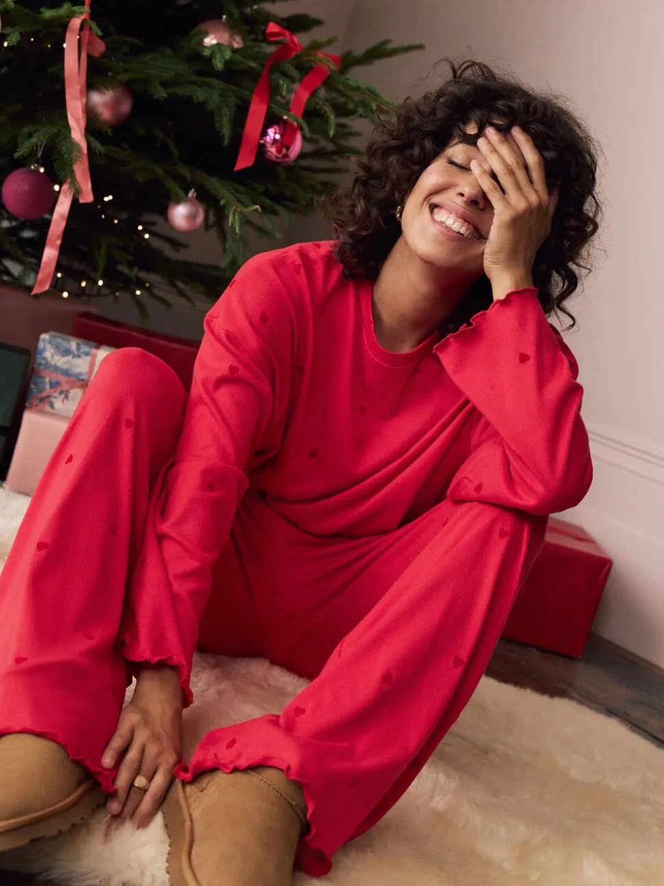 Rood met sterren - Zachte pyjama met lange mouwen en hartjesprint