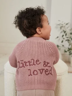Roze - Gebreid babyvestje met geborduurde slogan op de rug (0mnd-2jr)