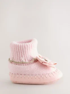 Roze - Gebreide padderslaarsjes met geschulpte rand voor babymeisjes met strik