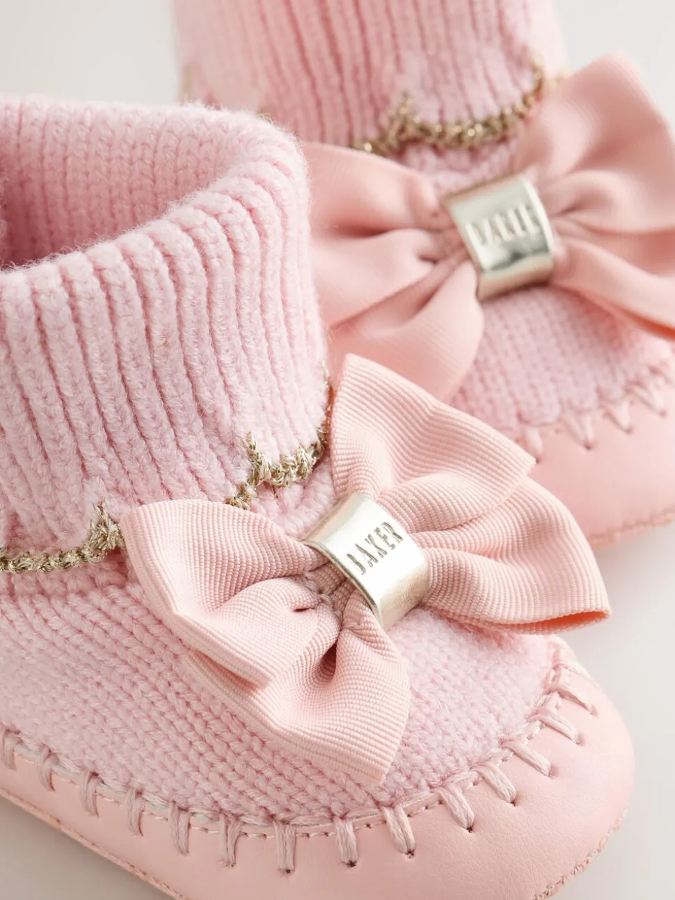 Roze - Gebreide padderslaarsjes met geschulpte rand voor babymeisjes met strik