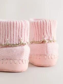 Roze - Gebreide padderslaarsjes met geschulpte rand voor babymeisjes met strik