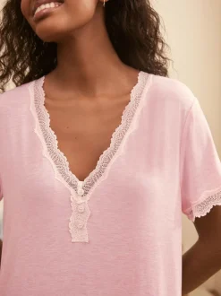 Roze - Laura Ashley nachthemd van Modal met kanten rand