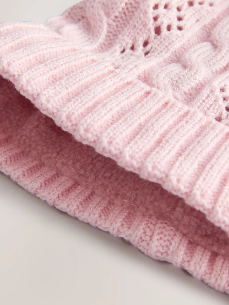 Roze - Pointelle kabelgebreide muts met pompon (0mnd-2jr)