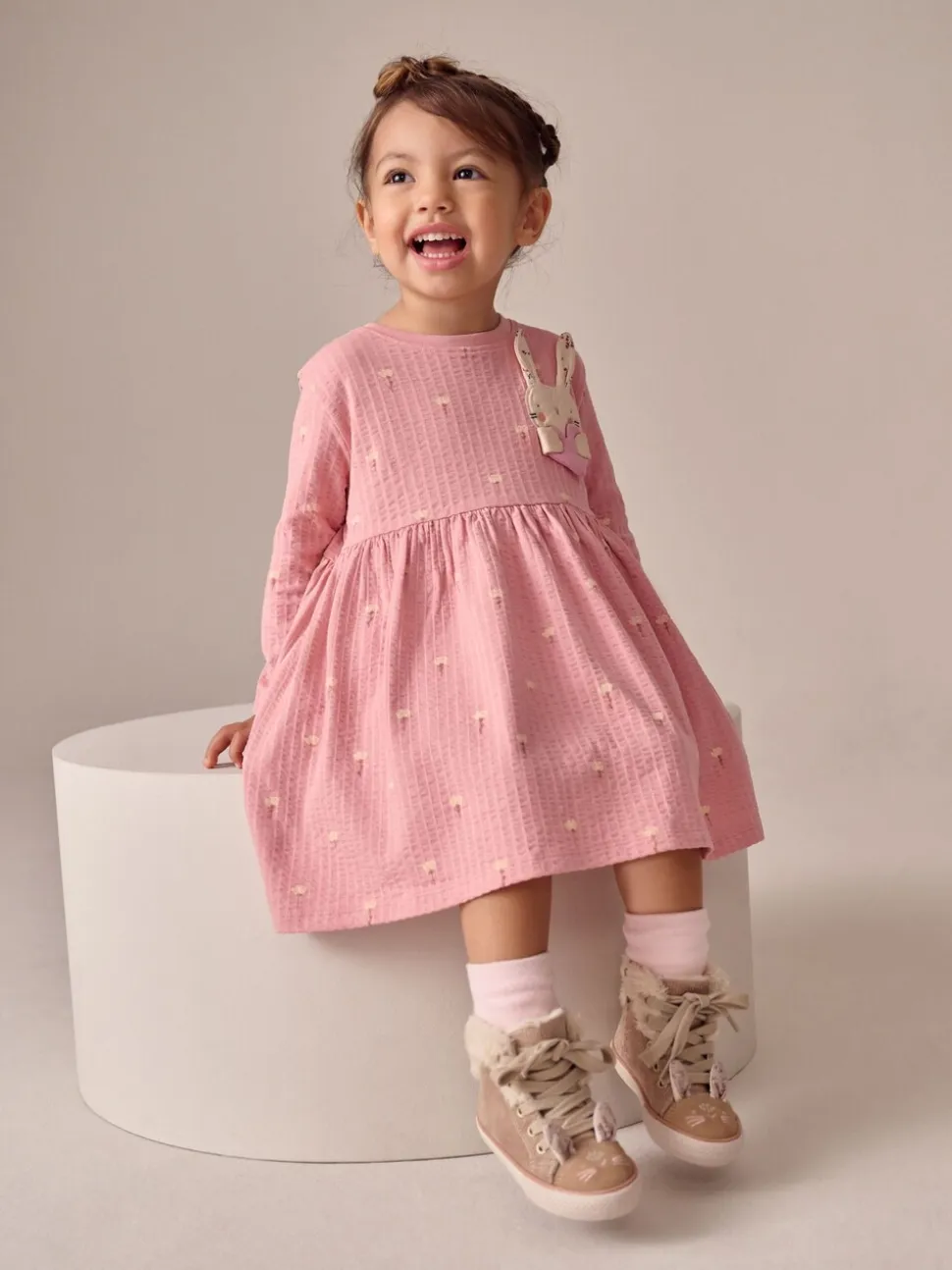 Roze met konijnen - Jurk met lange mouwen en versiering (3mnd -7jr)