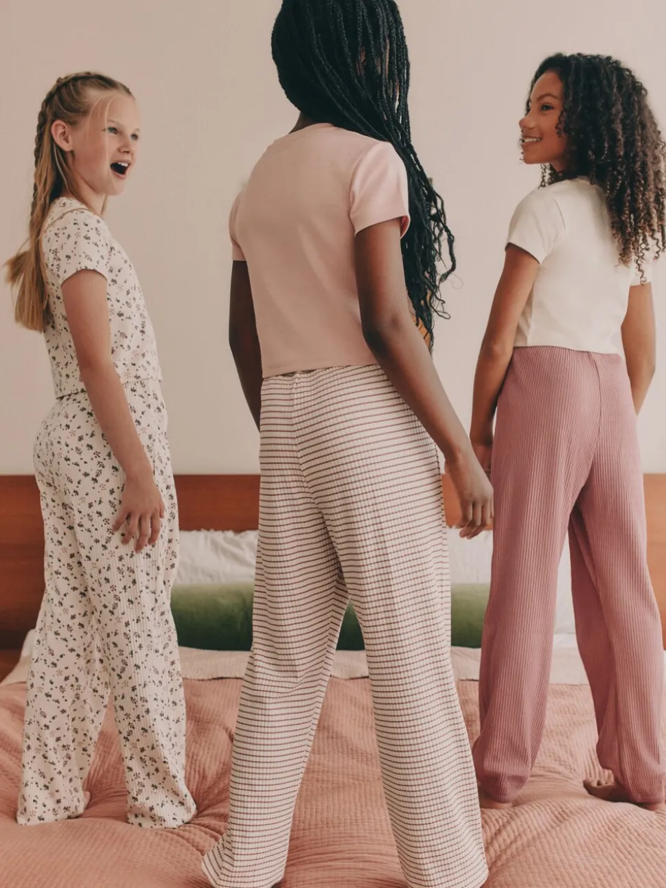 Roze met vrolijke bloemenprint - Verpakking van 3 pyjama's met joggingbroek (3-16 jr)