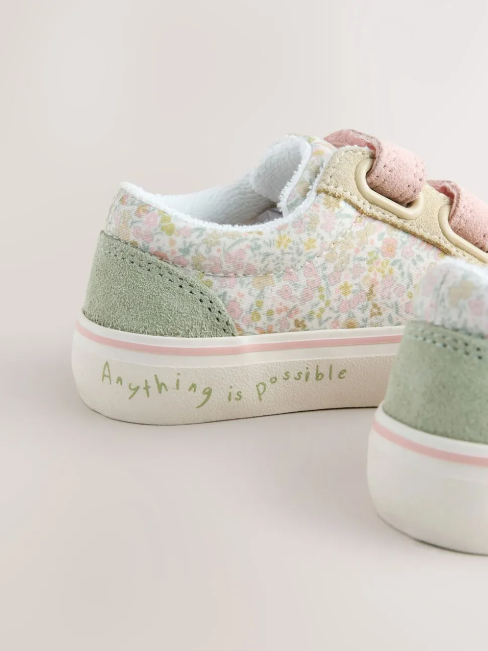 Saliegroen gebloemd - Sneakers met klittenbandsluiting