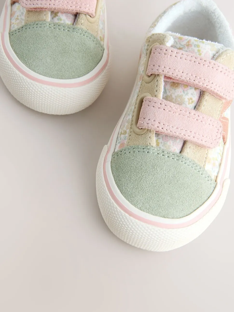 Saliegroen gebloemd - Sneakers met klittenbandsluiting