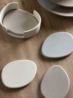 Scandi keramische onderzetters in houder met kiezelmotief
