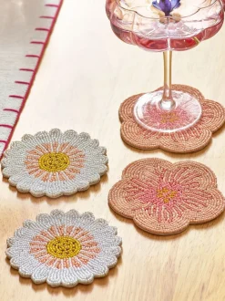 Set van 4 onderzetters met bloemenkraaltjes