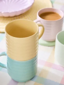 Set van 4 pastelkleurige gestapelde mokken met ribbels