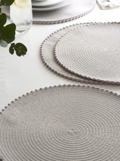 Set van 4 placemats met pompon