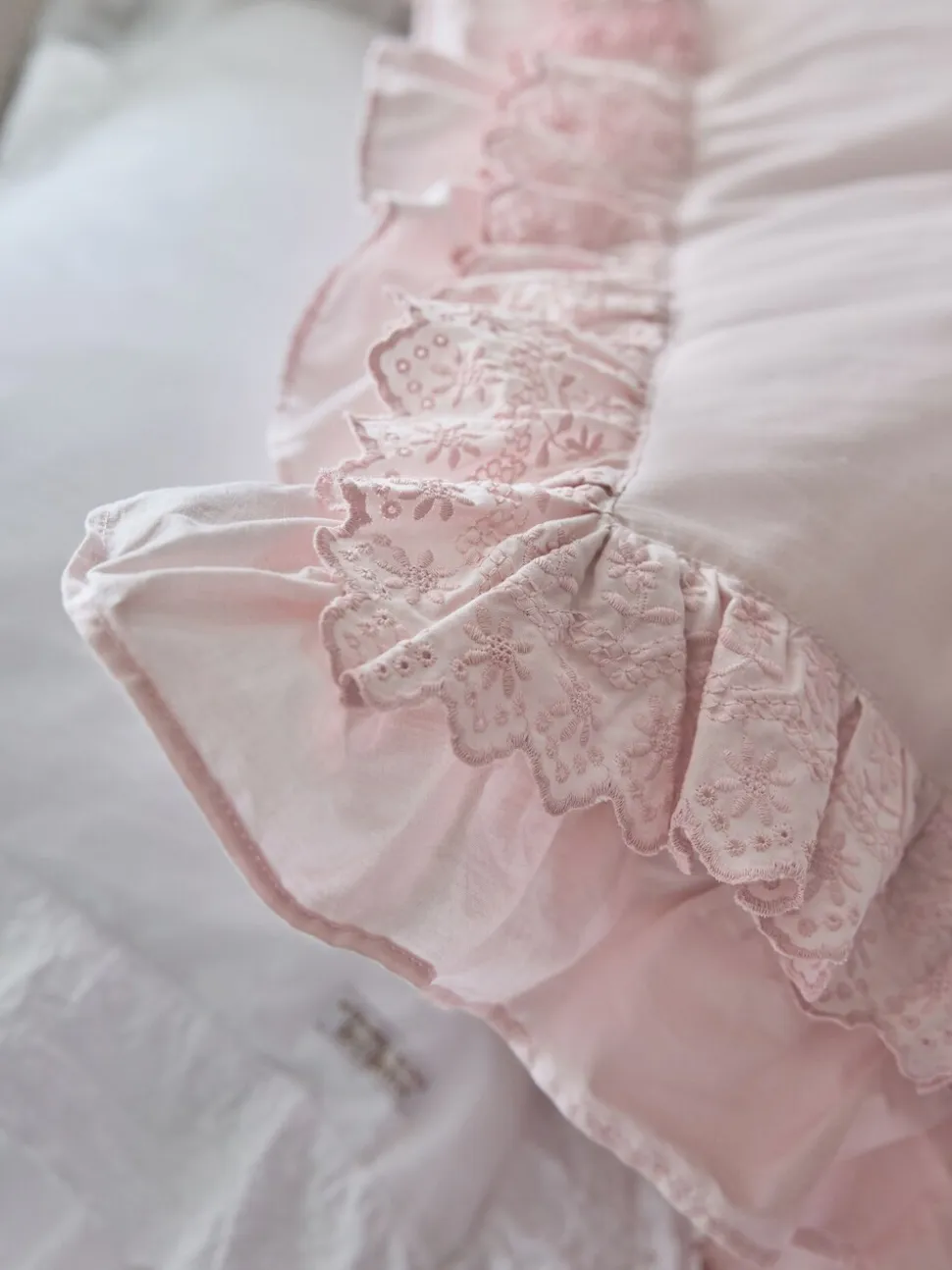 Shabby Chic by Rachel Ashwell® broderie anglaise ruche dekbedovertrek en kussensloopset