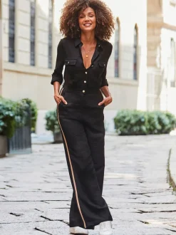 Sosandar jumpsuit met zijStrepen en knoopsluiting aan de voorkant