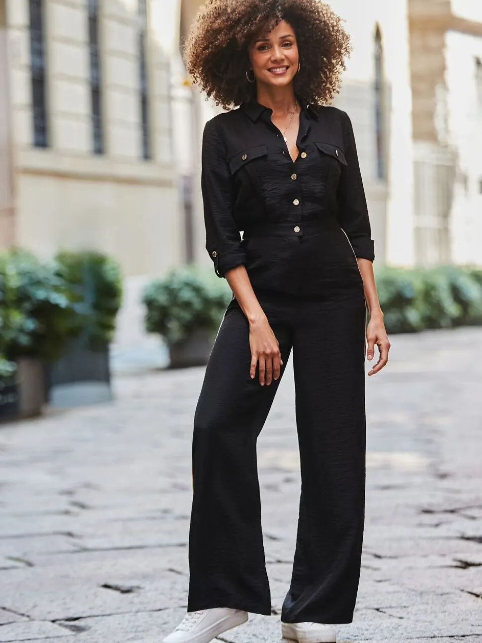 Sosandar jumpsuit met zijStrepen en knoopsluiting aan de voorkant