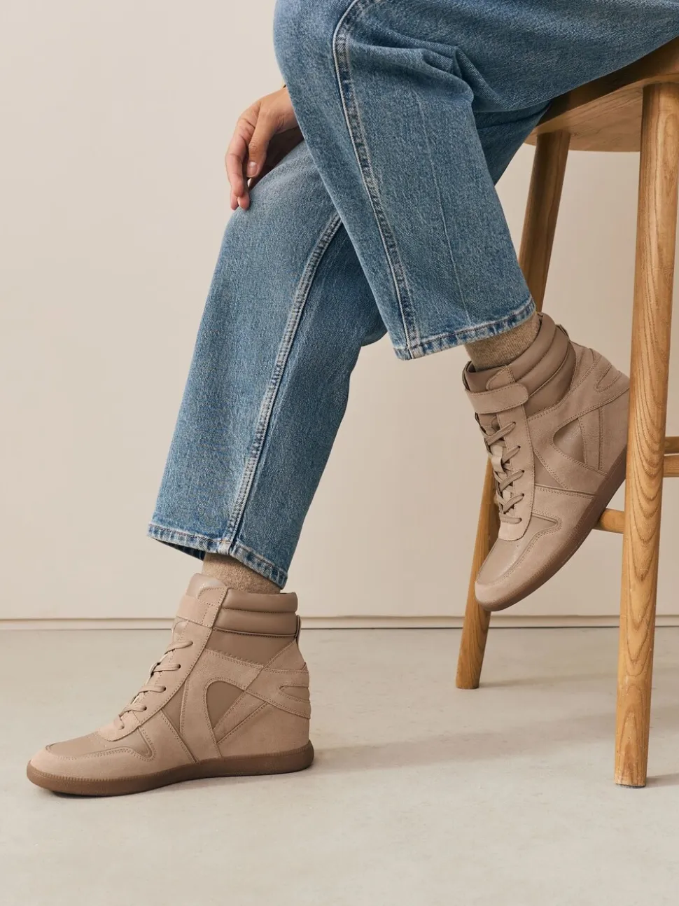 Taupe - Forever Comfort® sneakers met sleehak en veters