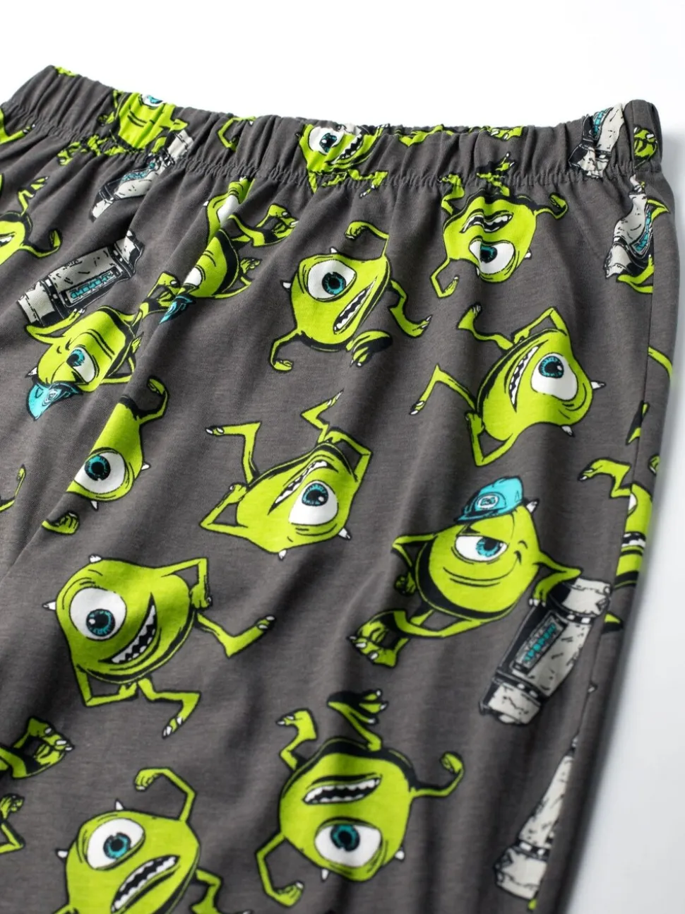 Vanilla Underground Disney Monsters Inc - Meerkleurige herenpyjamaset met korte mouwen en lange pijpen van 100% katoen