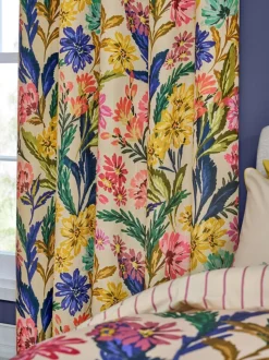 Verduisterende thermische Gordijnen met oogjes met een vleugje linnen en opvallende bloemenprint.