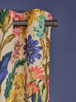 Verduisterende thermische Gordijnen met oogjes met een vleugje linnen en opvallende bloemenprint.