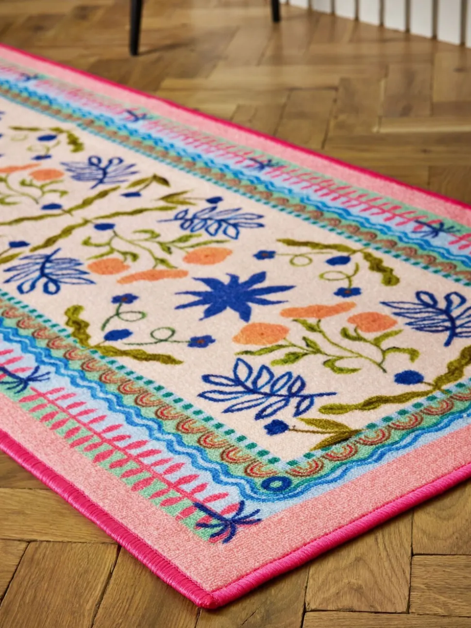 Wasbare loper met heldere bloemenprint