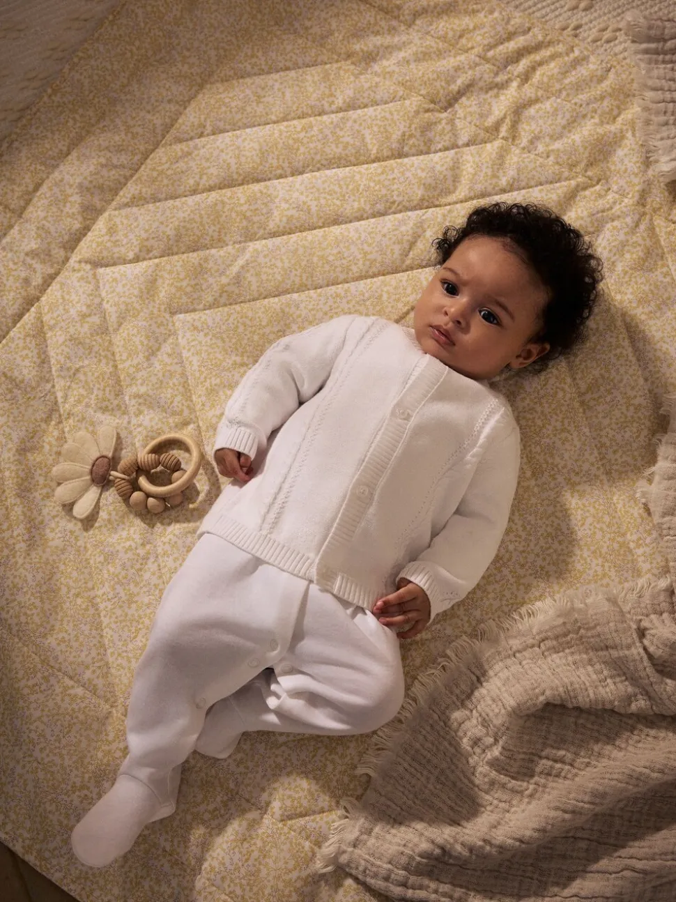 Wit - Kabelgebreid babyvestje