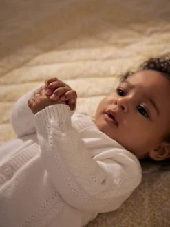 Wit - Kabelgebreid babyvestje