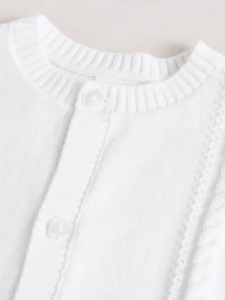 Wit - Kabelgebreid babyvestje