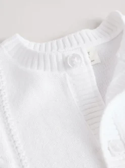 Wit - Kabelgebreid babyvestje