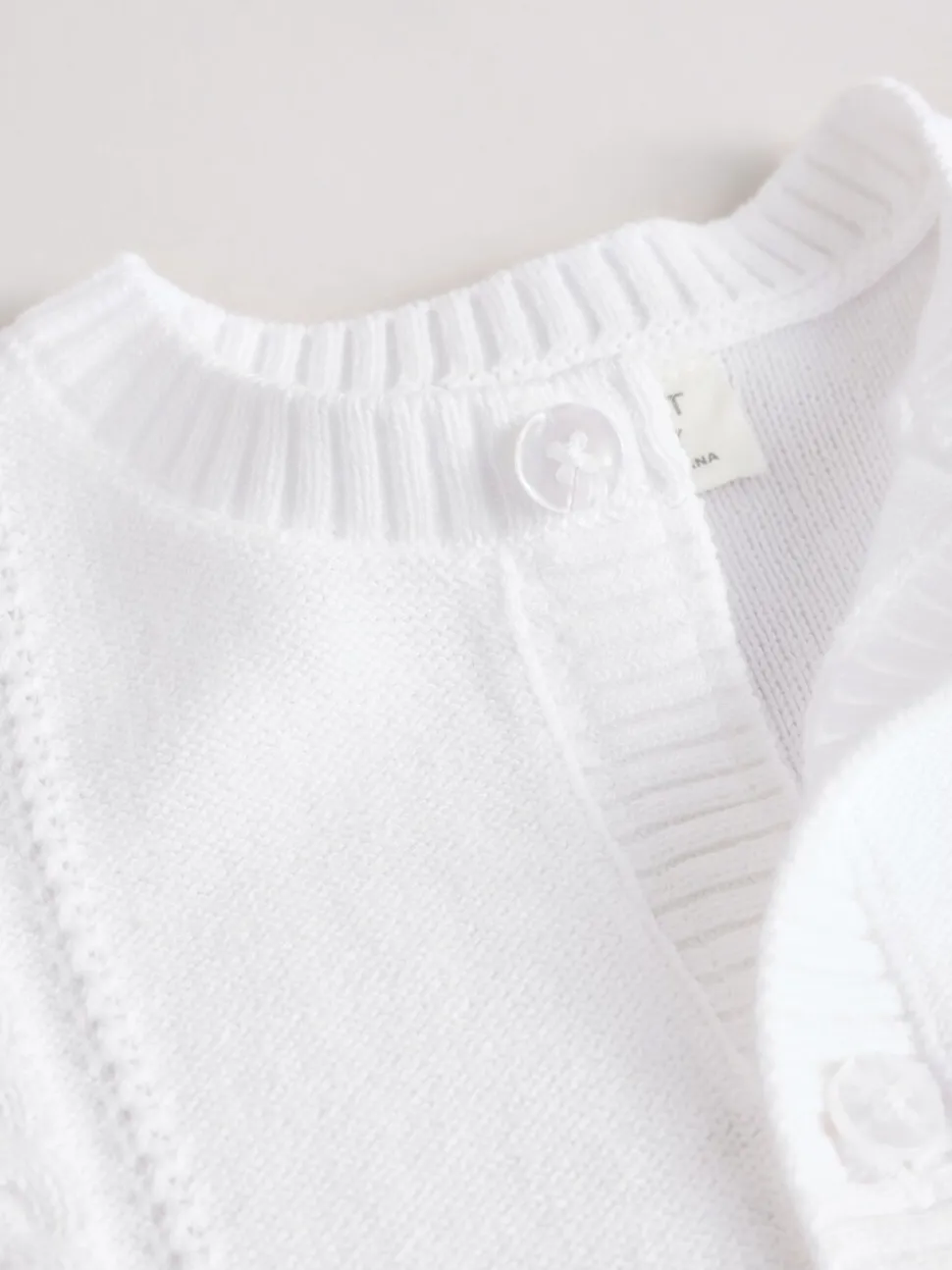 Wit - Kabelgebreid babyvestje