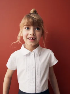 Wit - Schoolblouse met pofmouwen en kantafwerking (3-14 jr)