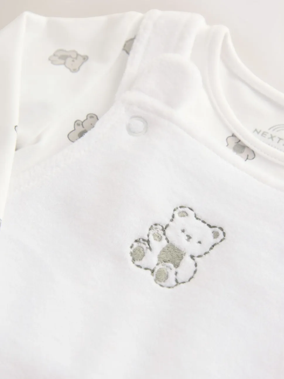 Wit met berenprint - Velours babyset met bretelbroek en rompertje (0-12mnd)