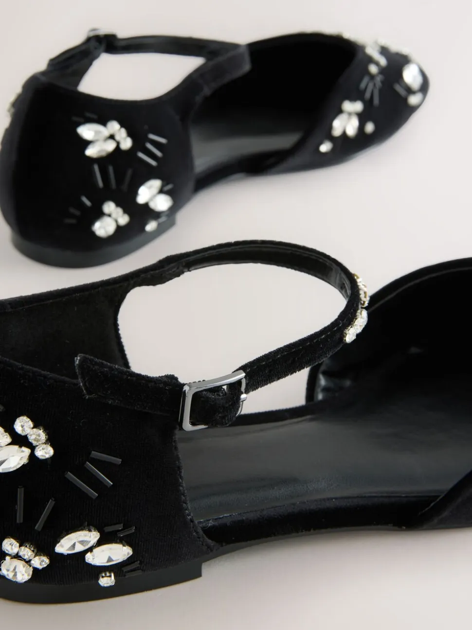 Zwart - Forever Comfort® Velvet Embellished Two Part Closed Toe Shoes