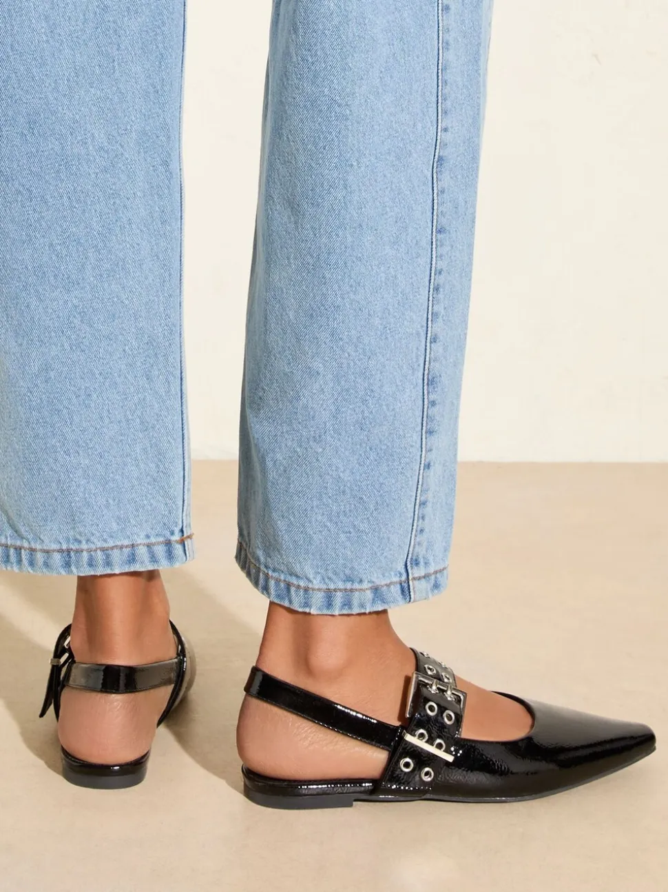 Zwart - Friends Like These Buckle Slingback Pointed Toe Faux Patent Leather Ballerina Shoes