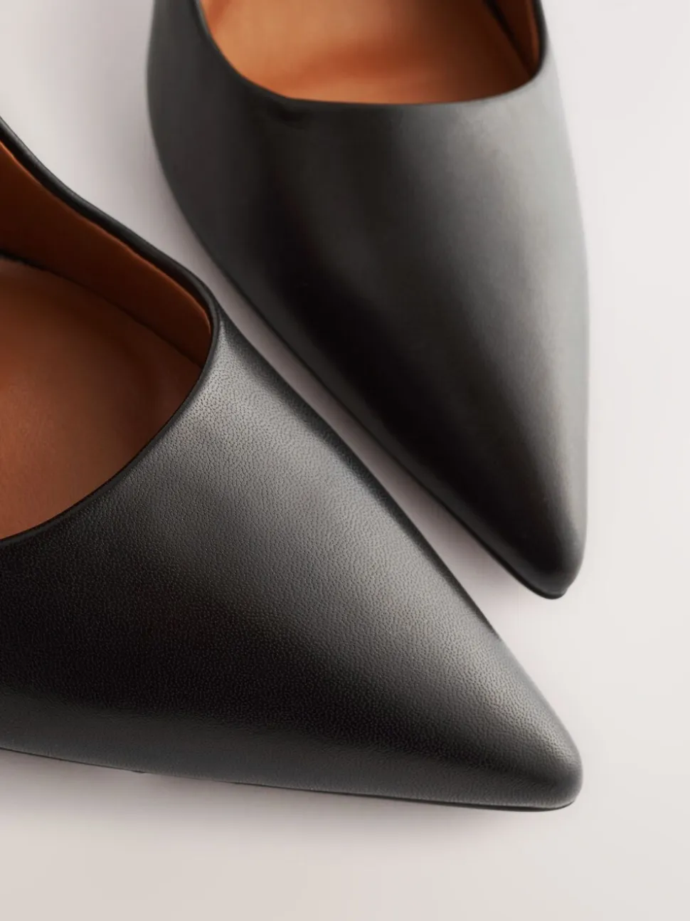 Zwart - Leren spitse pumps