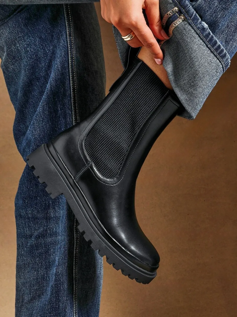Zwart - Linzi Command Chunky Sole Chelsea Boots