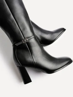 Zwart - Linzi Midtown Block Heel High Leg Boots With Buckle Detail