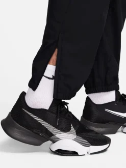 Zwart - Nike Dri-FIT Form trainingsbroek met taps toelopende pijpen