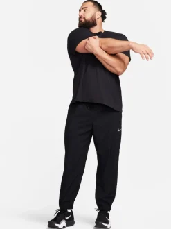 Zwart - Nike Dri-FIT Form trainingsbroek met taps toelopende pijpen