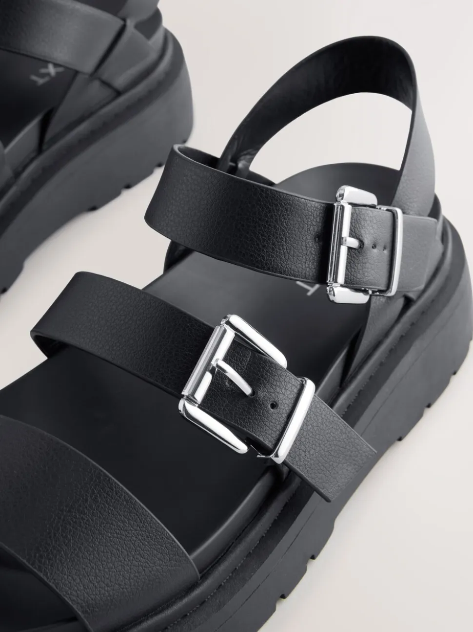 Zwart - Sandalen met dikke zool en gesp