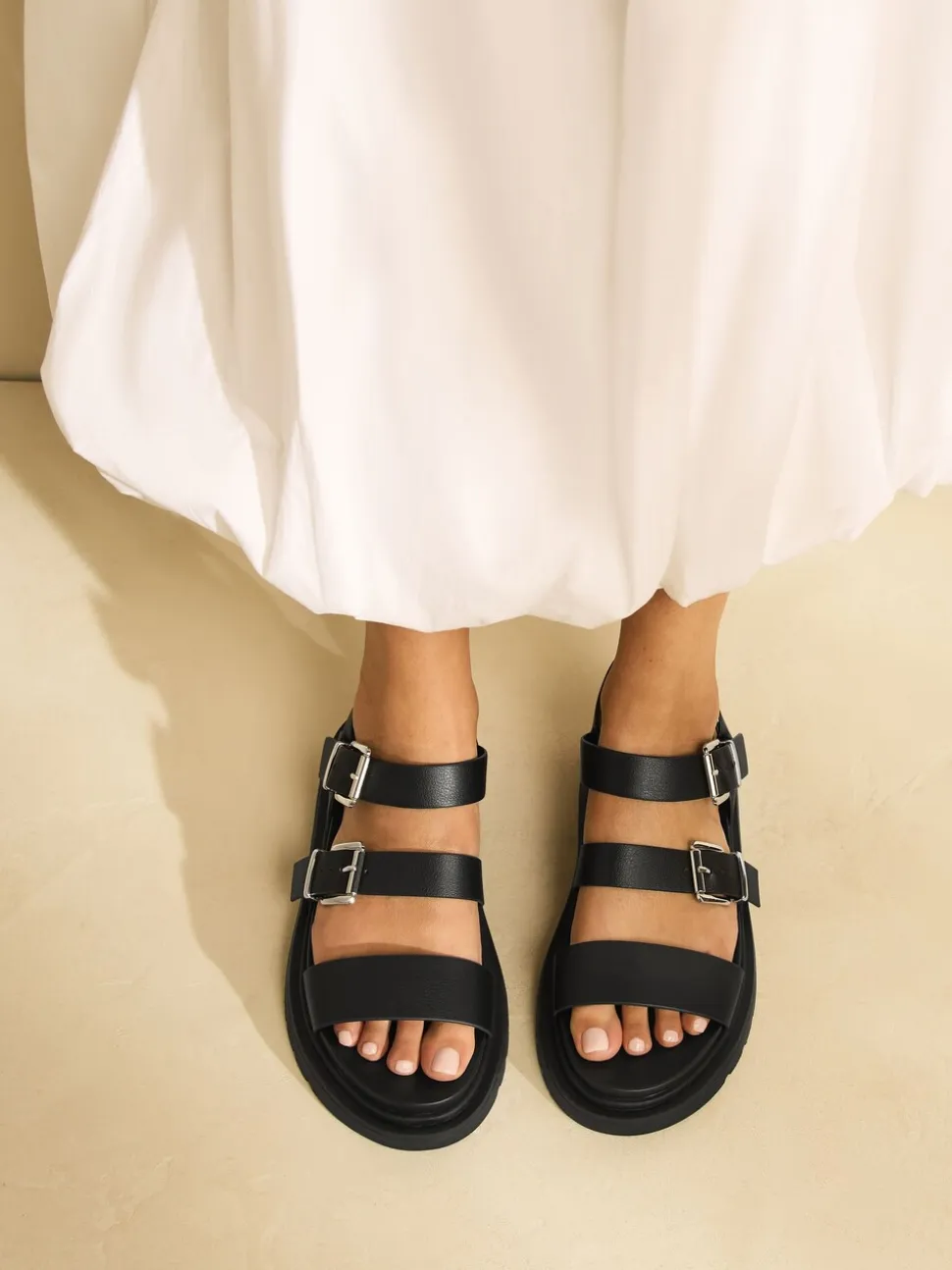 Zwart - Sandalen met dikke zool en gesp