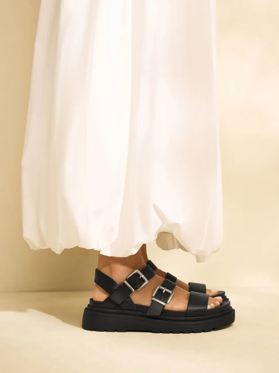 Zwart - Sandalen met dikke zool en gesp