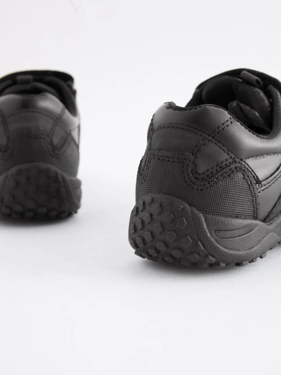 Zwart - Schoolschoenen van leer met klittenbandsluiting