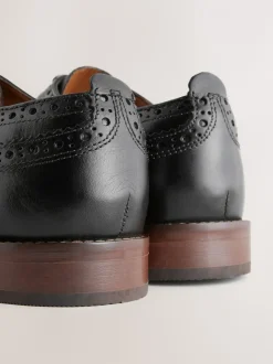 Zwart - Standaard pasvorm - Brogues van leer met contrasterende zool
