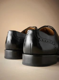 Zwart - Standaard pasvorm - Signature Italiaans leren brogues met gevleugelde neus