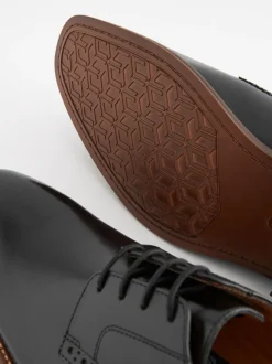 Zwart - Standaard pasvorm - Leren derbyschoenen met contrasterende zool