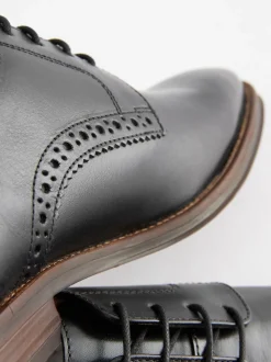 Zwart - Standaard pasvorm - Leren derbyschoenen met contrasterende zool