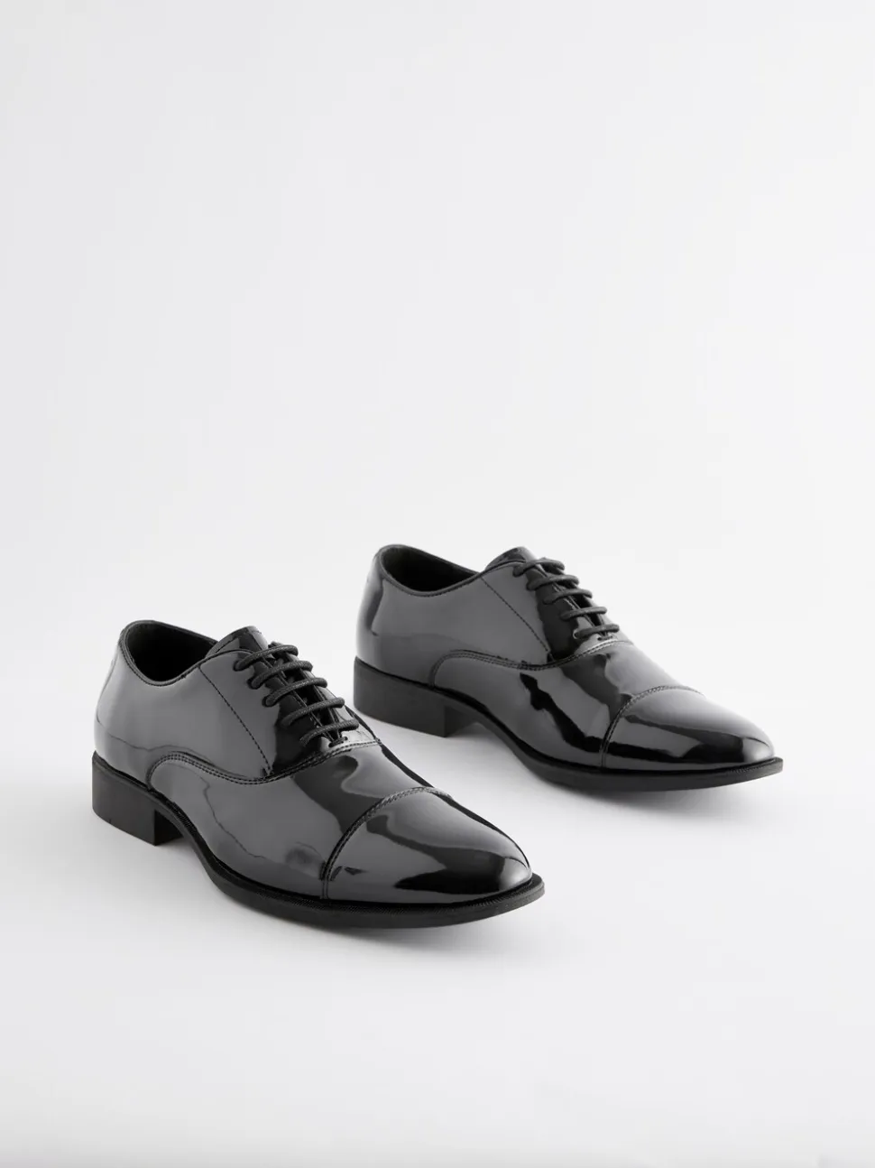 Zwart - Standaard pasvorm - Lakleren Oxford-schoenen met neusstuk